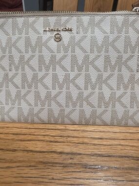 Michael Kors Signature MK Zip Wallet - Beige/Tan